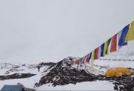 Лавина накрыла лагерь альпинистов на Эвересте