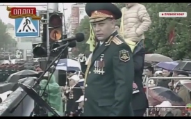 Пьяный Захарченко принимает "парад" боевиков в Донецке