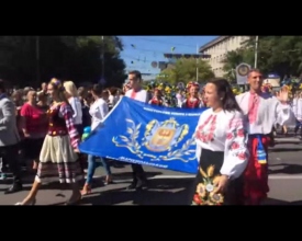 В Мариуполе в честь Дня города прошел парад вышиванок 