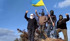На вершине одного из терриконов Донецка водрузили украинский флаг
